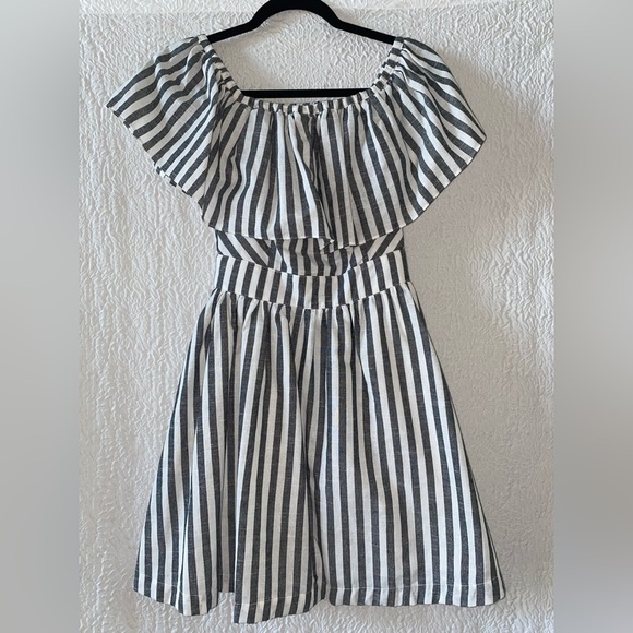 Luca + Grae Dresses & Skirts - LUCA + GRAE Off The Shoulder Mini Dress